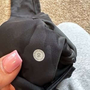 Lululemon Size 10 
24 inch inseam
Pockets
GUC